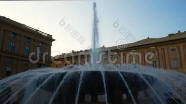 法拉利广场的喷泉是热那亚最著名的喷泉。 它位于法拉利广场的中心